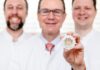 Innovation: Professor Kempf, Professor Bauersachs und Dr. Berliner präsentieren die neue Prothese für die Trikuspidalklappe