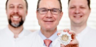 Innovation: Professor Kempf, Professor Bauersachs und Dr. Berliner präsentieren die neue Prothese für die Trikuspidalklappe