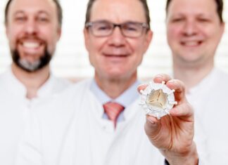 Innovative Therapie: MHH-Kardiologie kann jetzt jede Herzklappe minimalinvasiv ersetzen Innovation: Professor Kempf, Professor Bauersachs und Dr. Berliner präsentieren die neue Prothese für die Trikuspidalklappe