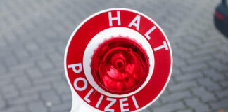 Kelle/Anhaltestab: "Halt Polizei"