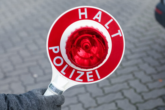 Kelle/Anhaltestab: "Halt Polizei"