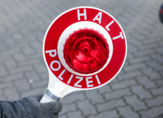 Schwerpunktkontrollen in Hannovers Innenstadt: Polizei geht konsequent gegen Drogenhandel vor Kelle / "Halt Polizei"
