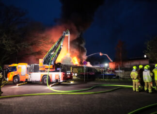 Feuerwehreinsatz am Masurenweg in Hannover-List Lagerhallenbrand - Masurenweg - Hannover
