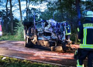 Schwerer Verkehrsunfall mit drei Verletzten zwischen Garbsen und Schloß Ricklingen Verkehrsunfall Garbsen - Burgstraße