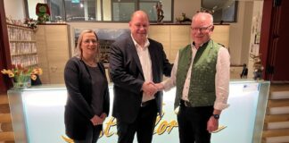 Gerd Zimmermann (Mitte) und Katja Jacob danken Walter Nöhrig für seinen langjährigen Einsatz