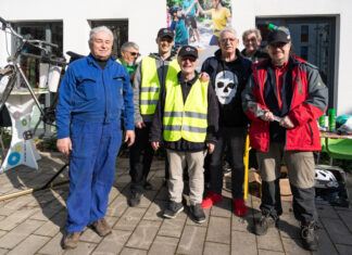 Mobile Fahrradwerkstatt zum selbst schrauben Die Mitglieder der "Quartiersschrauber" aus Wiesena. (vo.li.): Friedrich Schleenbecker, Andreas Zweig, Martin Piekarski, Alwin Kudlinski, Hajo Klatt. Detlef Rehbock und Jens Nolden.