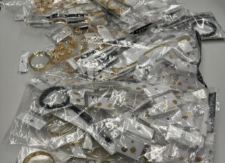 Zoll stellt Koffer voller gefälschter Luxuswaren sicher Über 250 Schmuckstücke mit einem Originalwert von geschätzten 150.000 Euro - das ist das Ergebnis einer Kontrolle des Zolls am Flughafen in Hannover.