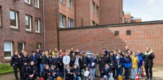 Gruppenbild Zukunftstag 2024 beim Polizeikommissariat in Langenhagen.