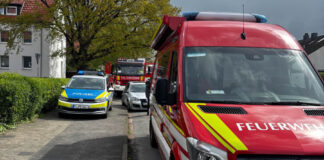 Stecker eines Kühlschrankes brennt in Keller eines Mehrfamilienhauses