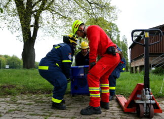 Auslandseinheit von DLRG und THW trainiert an der Weser den Einsatz im Hochwasser Auslandseinheit von DLRG und THW trainiert an der Weser den Einsatz im Hochwasser