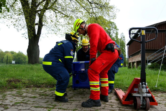 Auslandseinheit von DLRG und THW trainiert an der Weser den Einsatz im Hochwasser