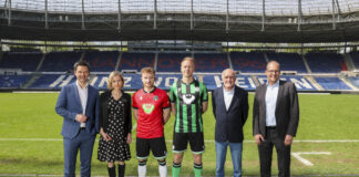 Foto (v.l.n.r.): Regionspräsident Steffen Krach, ÜSTRA Vorstandsvorsitzende Elke Maria van Zadel, 96-Spieler Jannik Dehm und Havard Nielsen, 96-Geschäftsführer Martin Kind, GVH Geschäftsführer und Dezernent für Wirtschaft, Verkehr und Bildung in der Region Hannover Ulf-Birger Franz.