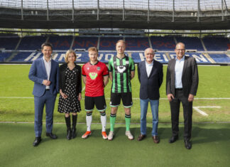 „Eine Win-Win-Situation“: Weitreichende Präsenz für die ÜSTRA als 96-Hauptsponsor bis Saisonende Foto (v.l.n.r.): Regionspräsident Steffen Krach, ÜSTRA Vorstandsvorsitzende Elke Maria van Zadel, 96-Spieler Jannik Dehm und Havard Nielsen, 96-Geschäftsführer Martin Kind, GVH Geschäftsführer und Dezernent für Wirtschaft, Verkehr und Bildung in der Region Hannover Ulf-Birger Franz.