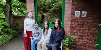 Schülerinnen (Iliria, Hannah, Clarissa und Diana) am Zukunftstag vor der Kindertagesstätte Kolberger Straße