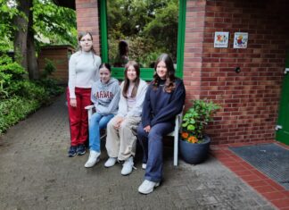 Zukunftstag 2024: Stadt Langenhagen bietet Einblicke in die vielfältigen Berufswelten Schülerinnen (Iliria, Hannah, Clarissa und Diana) am Zukunftstag vor der Kindertagesstätte Kolberger Straße
