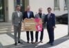 Stephan Weil (2.vo.li.) hat am heutigen Montag gemeinsam mit Regionspräsident Steffen Krach (li.) und dem Bürgermeister der Stadt Garbsen Claudio Provenzano (re.) die 25.000ste Ehrenamtskarte an Klaus Bertram (2. vo.re.) von der Garbsener Tafel überreicht.