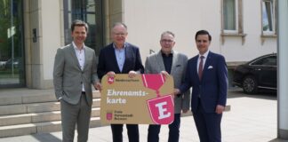 Stephan Weil (2.vo.li.) hat am heutigen Montag gemeinsam mit Regionspräsident Steffen Krach (li.) und dem Bürgermeister der Stadt Garbsen Claudio Provenzano (re.) die 25.000ste Ehrenamtskarte an Klaus Bertram (2. vo.re.) von der Garbsener Tafel überreicht.