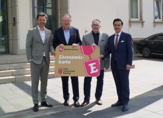 Ministerpräsident Weil überreicht 25.000ste Ehrenamtskarte an Klaus Bertram von der Garbsener Tafel Stephan Weil (2.vo.li.) hat am heutigen Montag gemeinsam mit Regionspräsident Steffen Krach (li.) und dem Bürgermeister der Stadt Garbsen Claudio Provenzano (re.) die 25.000ste Ehrenamtskarte an Klaus Bertram (2. vo.re.) von der Garbsener Tafel überreicht.