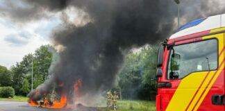 A2: Kleintransporter brennt vollständig aus