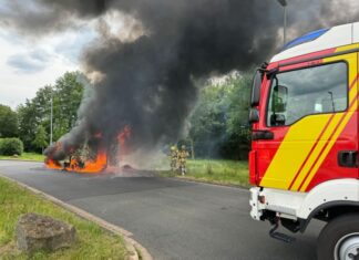 A2: Kleintransporter brennt vollständig aus A2: Kleintransporter brennt vollständig aus