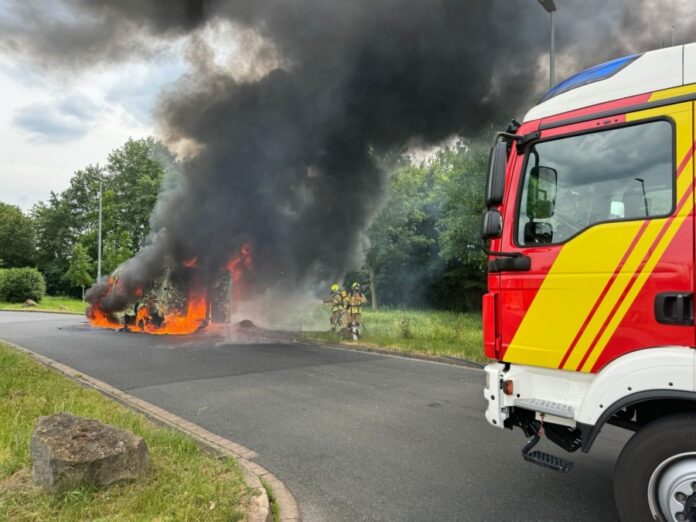 A2: Kleintransporter brennt vollständig aus