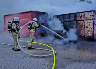 Container brennen in Lehrter Recyclingbetrieb Container brennen in Lehrter Recyclingbetrieb