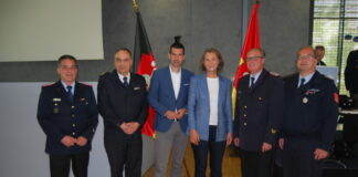 Geschäftsführender Vorstand mit Gästen (von links nach rechts): Stv. Vors. Michael Psarrianos, stv. Vors. Christoph Bahlmann, Erster Stadtrat Dr. Axel von der Ohe, Regionsrätin Christine Karasch, Vors. Karl-Heinz Mensing, stv. Vors. Jörg Oehlsen