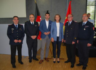 FEUERWEHR – Ehrensache! Geschäftsführender Vorstand mit Gästen (von links nach rechts): Stv. Vors. Michael Psarrianos, stv. Vors. Christoph Bahlmann, Erster Stadtrat Dr. Axel von der Ohe, Regionsrätin Christine Karasch, Vors. Karl-Heinz Mensing, stv. Vors. Jörg Oehlsen