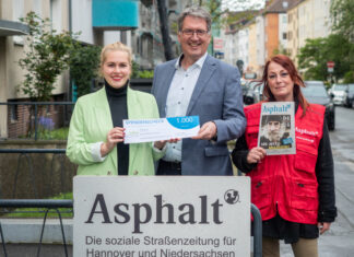 infra spendet Einnahmen aus Kontrollen auf P+R-Plätzen Asphalt Spendenübergabe