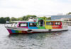 Bunt fährt besser – erstes Fahrzeug beklebt. Maschseeboot sticht ab sofort mit Regenbogenfarben in See.