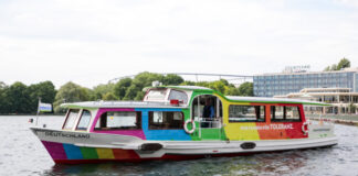 Bunt fährt besser – erstes Fahrzeug beklebt. Maschseeboot sticht ab sofort mit Regenbogenfarben in See.