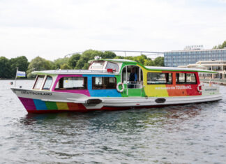 Maschseeboot sticht ab sofort mit Regenbogenfarben in See Bunt fährt besser – erstes Fahrzeug beklebt. Maschseeboot sticht ab sofort mit Regenbogenfarben in See.
