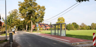 Neu gestaltete, barrierefreie Bushaltestelle in Altenhorst.
