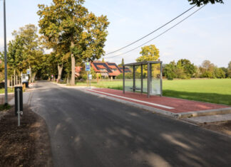 Region Hannover bringt Ausbau barrierefreier Bushaltestellen voran Neu gestaltete, barrierefreie Bushaltestelle in Altenhorst.