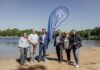 Die Badesaison ist eröffnet: Dr. Katrin Luden vom Niedersächsischen Landesgesundheitsamt (v.l.n.r.), Langenhagens Bürgermeister Mirko Heuer, Regionspräsident Steffen Krach, Niedersachsens Gesundheitsminister Dr. Andreas Philippi, Marlene Graf, Leiterin des Fachbereichs Gesundheitsmanagement der Region Hannover, und Nicole Siegismund vom Team Umweltmedizin der Region Hannover beim offiziellen Start der Badesaison.
