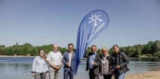 Die Badesaison ist eröffnet: Dr. Katrin Luden vom Niedersächsischen Landesgesundheitsamt (v.l.n.r.), Langenhagens Bürgermeister Mirko Heuer, Regionspräsident Steffen Krach, Niedersachsens Gesundheitsminister Dr. Andreas Philippi, Marlene Graf, Leiterin des Fachbereichs Gesundheitsmanagement der Region Hannover, und Nicole Siegismund vom Team Umweltmedizin der Region Hannover beim offiziellen Start der Badesaison.