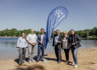 Baden in der Region Hannover: Dr. Andreas Philippi und Steffen Krach eröffnen Badesaison Die Badesaison ist eröffnet: Dr. Katrin Luden vom Niedersächsischen Landesgesundheitsamt (v.l.n.r.), Langenhagens Bürgermeister Mirko Heuer, Regionspräsident Steffen Krach, Niedersachsens Gesundheitsminister Dr. Andreas Philippi, Marlene Graf, Leiterin des Fachbereichs Gesundheitsmanagement der Region Hannover, und Nicole Siegismund vom Team Umweltmedizin der Region Hannover beim offiziellen Start der Badesaison.