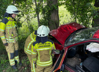 PKW prallt frontal gegen Baum Verkehrsunfall