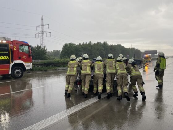 Starkregen verursacht Verkehrsunfall auf der A7.