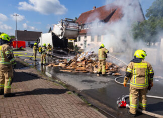 Brelingen: Altpapier in Müllwagen in Brand geraten Feuerwehreinsatz