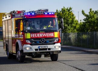 Gefahrgutzug der Langenhagener Feuerwehr rückt in das Godshorner Industriegebiet aus Gefahrgutzug der Langenhagener Feuerwehr im Einsatz
