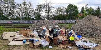 Abgeladener Müll auf dem Bahngelände am Bahnhof Pferdemarkt in Langenhagen.