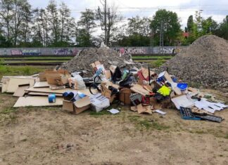 Langenhagen: Mann lädt Müll auf Bahngelände ab Abgeladener Müll auf dem Bahngelände am Bahnhof Pferdemarkt in Langenhagen.
