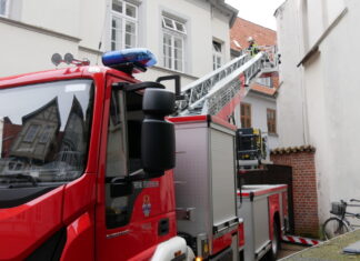 Drehleiterausbildung in der Celler Altstadt Während der Ausbildung zwischen dem Altem Rathaus und der Stadtkirche.