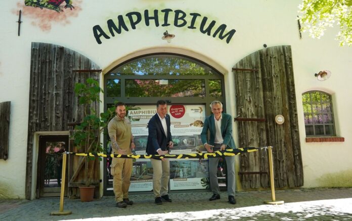 Revierleiter Revin Meyer, Zoo-Geschäftsführer Andreas Casdorff und Frogs and Friends-Chef Björn Encke eröffnen das neue Amphibium im Erlebnis-Zoo
