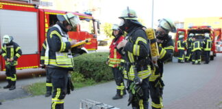 Ortsfeuerwehr Garbsen übt am Wohnquartier in Garbsen-Mitte