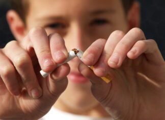 Weltnichtrauchertag 2024: Trend zum Nichtrauchen bei Jugendlichen hält an, Einweg-E-Zigaretten beliebt Zigarette wird durchgebrochen - Weltnichtrauchertag