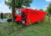 Rettungswagen kollidiert mit abbiegenden PKW und prallte anschließend frontal gegen Baum