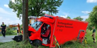 Rettungswagen kollidiert mit abbiegenden PKW und prallte anschließend frontal gegen Baum