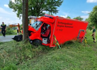 Schwerer Verkehrsunfall mit eingeklemmter Person Rettungswagen kollidiert mit abbiegenden PKW und prallte anschließend frontal gegen Baum